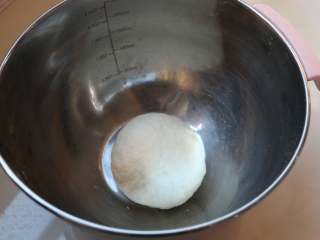 自制培根披萨,将酵母用温水化开，面粉中，加入盐、糖、玉米油，水用筷子搅拌成絮状。用手揉面，揉成光滑的面团。