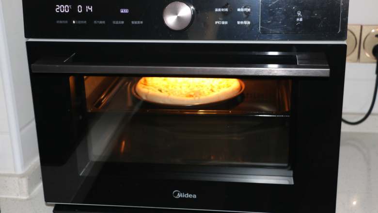 自制培根披萨,再入烤箱，200度15分钟左右，披萨上色满意即可。