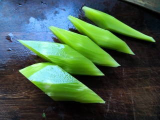 莴苣冬笋炒虾仁,莴苣斜切成段。