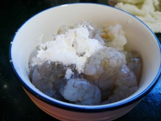 莴苣冬笋炒虾仁,虾仁中放1克盐、2克生粉，揉匀，放冰箱半小时。