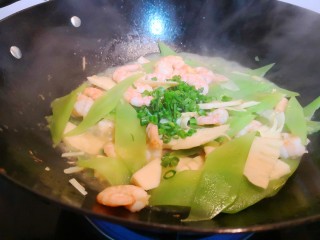 莴苣冬笋炒虾仁,下葱花，即可起锅装盘。