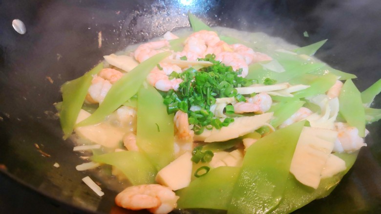 莴苣冬笋炒虾仁,下葱花，即可起锅装盘。