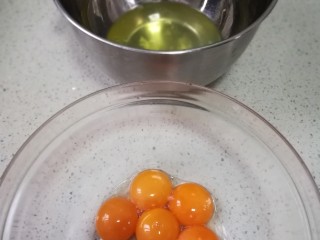 蔓越莓戚风蛋糕,2、蛋黄、蛋白分别装入两个无水无油的盆子里。