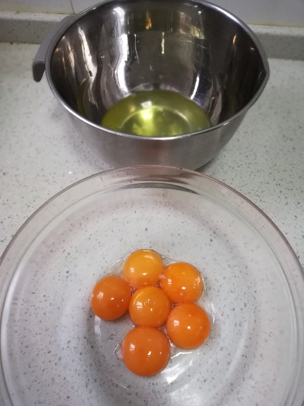 蔓越莓戚风蛋糕,2、蛋黄、蛋白分别装入两个无水无油的盆子里。