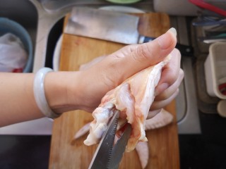 奥尔良鸡翅包饭,用剪刀✂️将连着中间骨头的筋剪断。