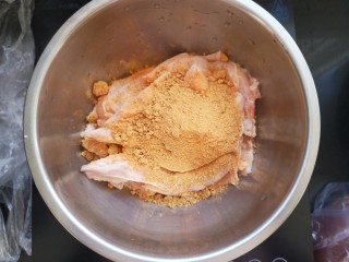奥尔良鸡翅包饭,将腌料倒入，我用的是极美滋的奥尔良腌料，挺好吃的。