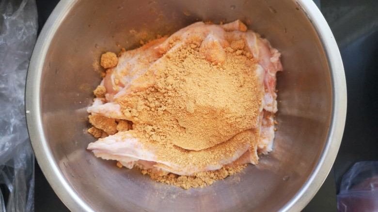 奥尔良鸡翅包饭,将腌料倒入，我用的是极美滋的奥尔良腌料，挺好吃的。