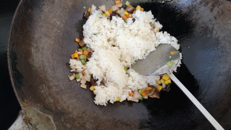 奥尔良鸡翅包饭,有香味飘出后，倒入米饭一起翻炒。