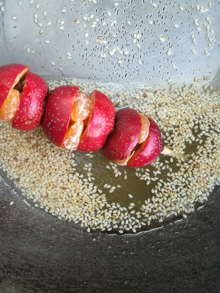 冰糖葫芦,然后把串好的山楂桔子放糖浆果滚一滚，均匀的蘸上