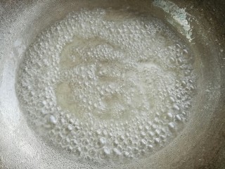 冰糖葫芦,锅中加水和冰糖大火熬出细密的泡泡