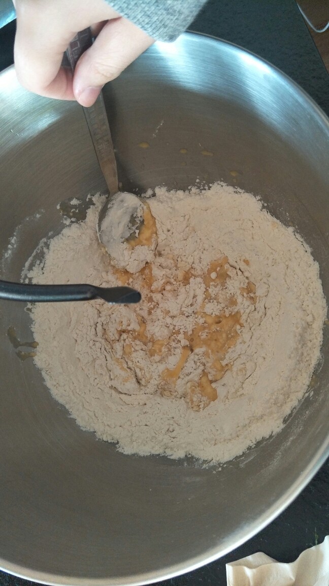 卡仕达奶油面包——奶油饺子包,175克高筋粉稍微揉成一个团就好了这就是我们面包的发酵种哦很重要的(๑•̀ㅂ•́)و✧!