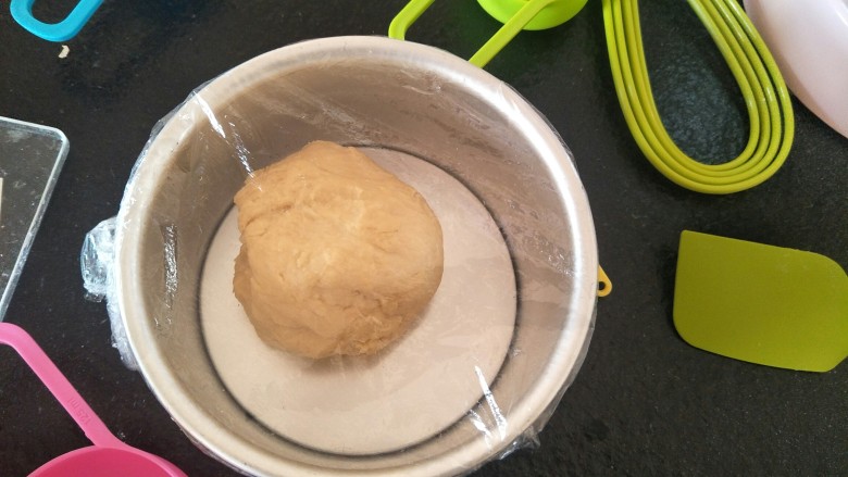 卡仕达奶油面包——奶油饺子包,准备发酵，盖上保鲜膜