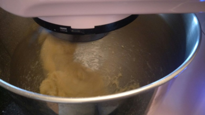 卡仕达奶油面包——奶油饺子包,厨师机一档15分钟看看状态粘的话加一勺面粉干的话加一点水这时候应该是一个柔软有膜的面团了