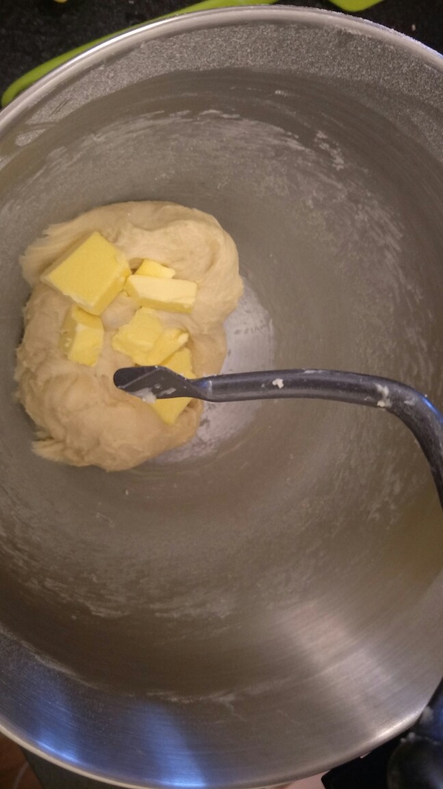 卡仕达奶油面包——奶油饺子包,放入面团搅打刚刚开始有点粘没关系等黄油融入就好了，这里我用的是我的实际情况用厨师机的同学可以参考下二档7分钟再切换一档4分钟。