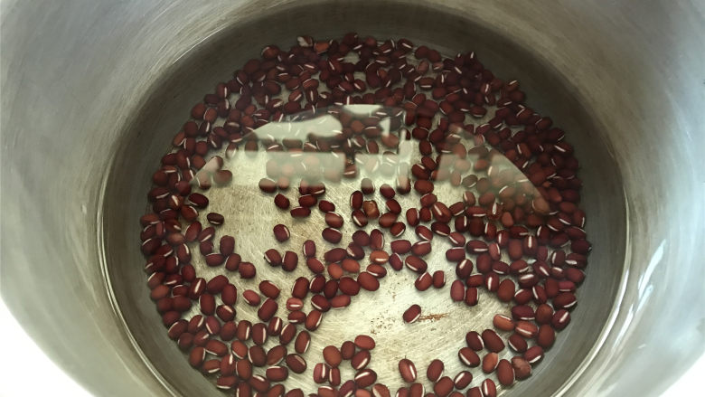 紫米红豆南瓜圆子粥,红豆先放入锅中，加入足量的水大火煮开。