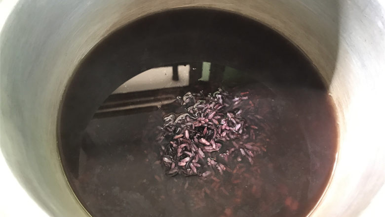 紫米红豆南瓜圆子粥,煮30分钟后把浸泡好的紫米一起放入锅中，煮开后转小火。