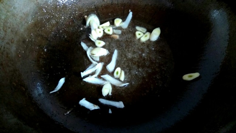 芹菜黄豆芽炒肉,锅中留适量底油，爆香葱蒜