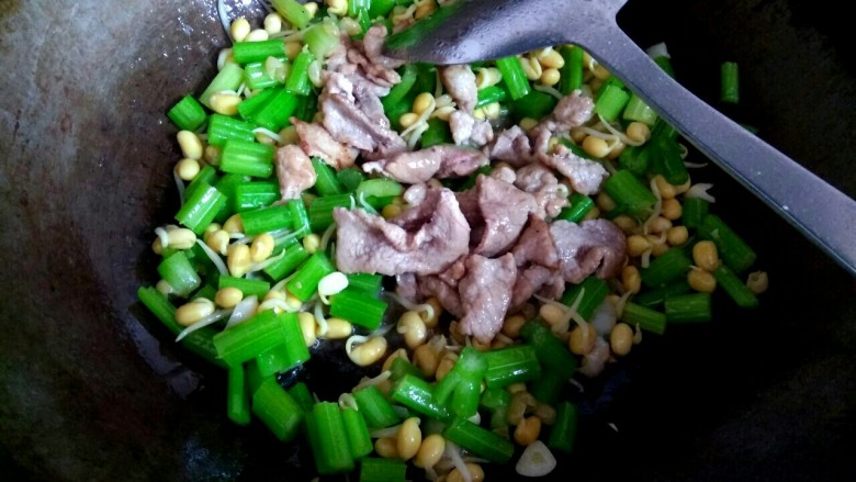 芹菜黄豆芽炒肉,加入肉片