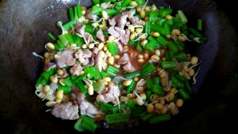芹菜黄豆芽炒肉,放入小碗中的调料