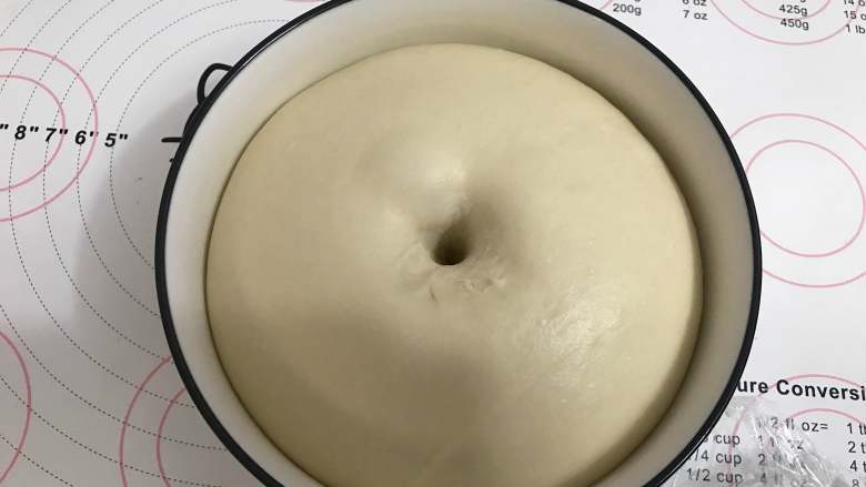 烫种辫子面包,把面团滚圆，放到大碗中，盖上保鲜膜，室温发酵至2倍大，手指蘸面粉在面团戳洞，不回缩不塌陷即可。