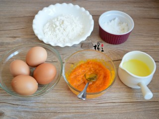 南瓜蒸蛋糕,先把南瓜去皮去籽，洗净后，切成薄片，放在盘中，上锅蒸熟，用勺子压成泥备用