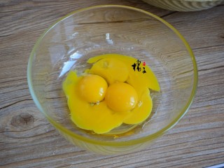 南瓜蒸蛋糕,鸡蛋4个，把蛋清和蛋黄分别打入两个容器中，装蛋清的容器要无水无油
