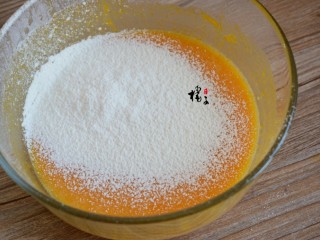 南瓜蒸蛋糕,筛入低筋面粉