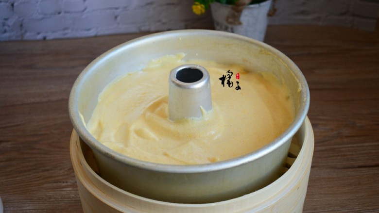 南瓜蒸蛋糕,锅中烧开水，将模具放锅中蒸40分钟，记得一定要在模具上盖一个盘子，以免锅盖上的水蒸汽滴落在蛋糕上，出锅倒扣晾凉后脱模

