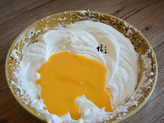 南瓜蒸蛋糕,蛋清一次性加入20克白糖和几滴柠檬汁，用电动打蛋器打发至硬性发泡，将蛋黄糊与打发好的蛋清混合