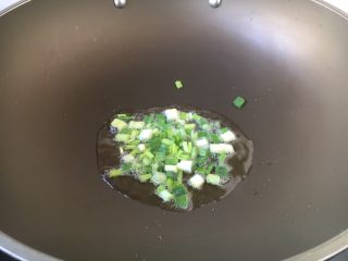香菇炒油菜,热锅凉油放入葱花炒香。