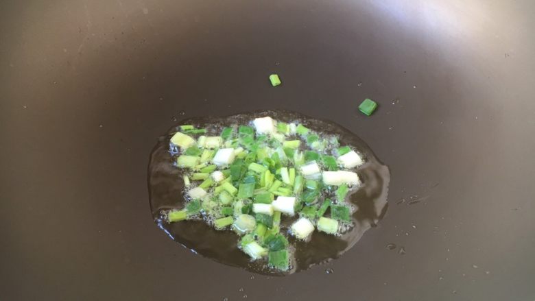 香菇炒油菜,热锅凉油放入葱花炒香。