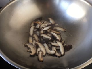 香菇炒油菜,放在锅里干煸炒一下。