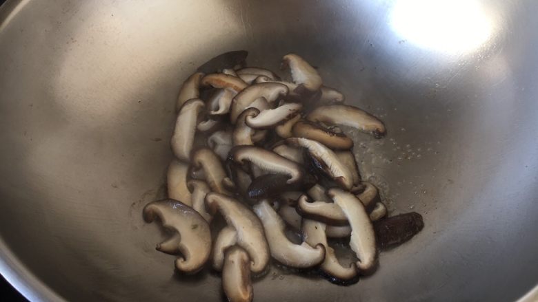 香菇炒油菜,放在锅里干煸炒一下。