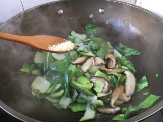 香菇炒油菜,放入少许的鸡精。