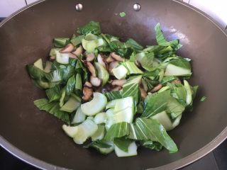 香菇炒油菜,放入煸炒过的香菇，翻炒均匀。