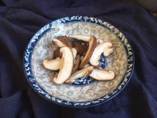 香菇炒油菜,鲜香菇切成片。