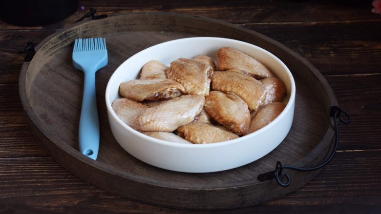 烤鸡翅（日式烧烤味）,在腌制好的每个鸡翅上涂抹上一层薄薄的食用油。