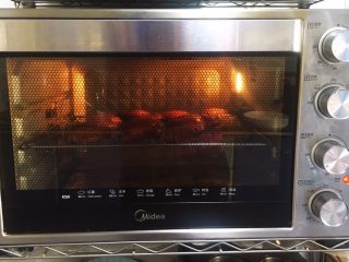 烤鸡翅（日式烧烤味）,20分钟后，鸡翅上色满意加盖铝箔纸再烤10分钟即可。