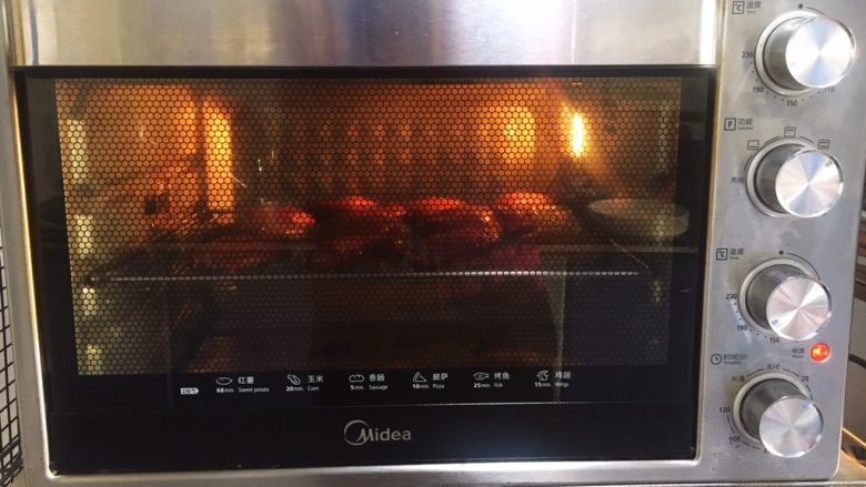 烤鸡翅（日式烧烤味）,20分钟后，鸡翅上色满意加盖铝箔纸再烤10分钟即可。