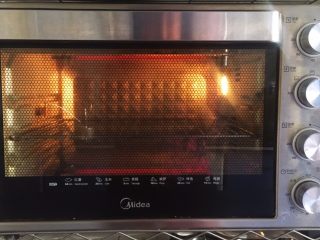 烤鸡翅（日式烧烤味）,烤箱上下火加热200度，提前预热10分钟。