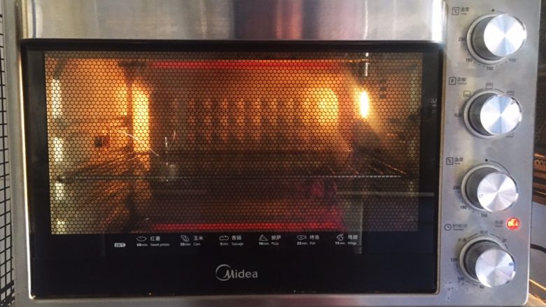 烤鸡翅（日式烧烤味）,烤箱上下火加热200度，提前预热10分钟。