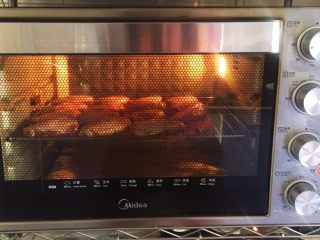 烤鸡翅（日式烧烤味）,将鸡翅放在烤架上，入烤箱烤制20分钟。