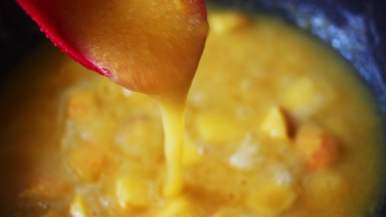百变水果  玉米面百合苹果粥,看见玉米面粥熬得特别粘稠的状态。