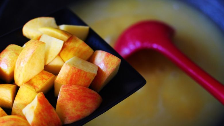 百变水果  玉米面百合苹果粥,看见玉米面粥熬制的粘稠时，加入提前切块的苹果。