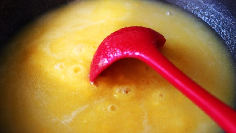 百变水果  玉米面百合苹果粥,然后用小火慢慢熬制，记住一定要用勺子不停的搅拌呀。