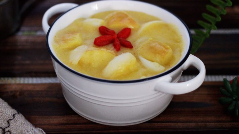 百变水果  玉米面百合苹果粥,嘻嘻，清甜香浓的玉米面百合苹果粥就出锅了，盛到碗里面就可以享用了。