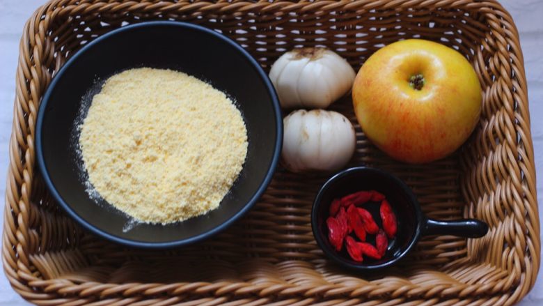 百变水果  玉米面百合苹果粥,首先备齐所有的食材。