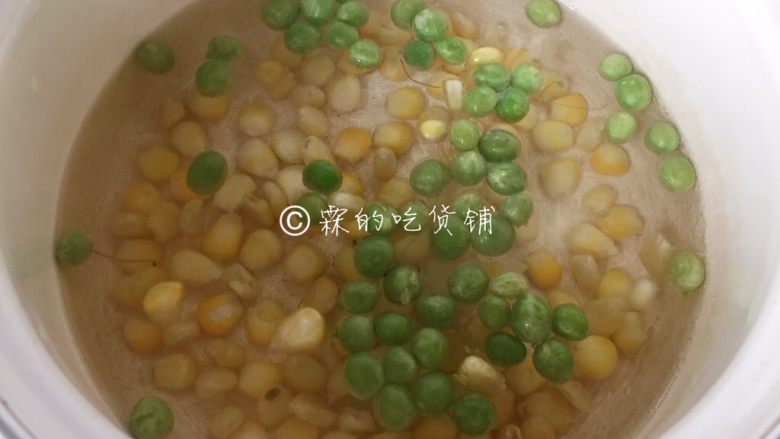 扬州炒饭,小火烧点水，把小豌豆和玉米仁汆熟，捞出
