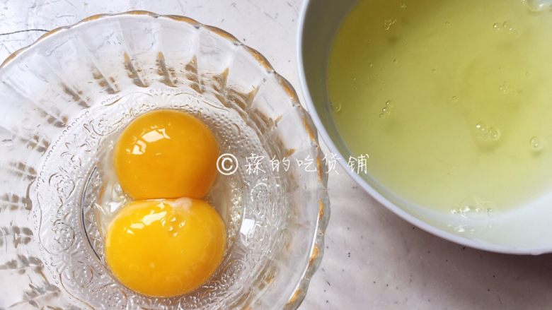 扬州炒饭,蛋黄、蛋清分离。（如果想炒出金包银那样的，米粒是金黄色的炒饭，那就只要蛋黄，不在乎的，就不用分离，整颗鸡蛋打散下去就行。）