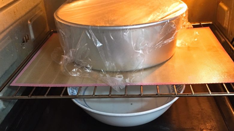 奶油夹心面包,送入烤箱发酵60分钟，底部放一碗热水。